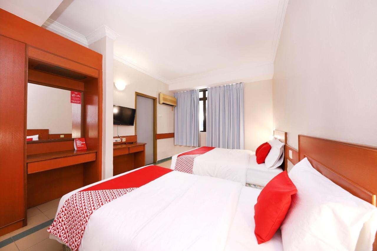 Oyo 764 Hotel Famous Inn Malacca Екстериор снимка